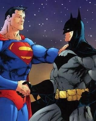 Superman et Batman se serrant la main dans une variante dessinée