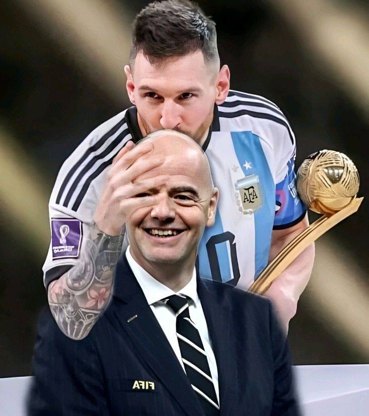 Edición meme de Messi abrazando a Gianni Infantino por detrás