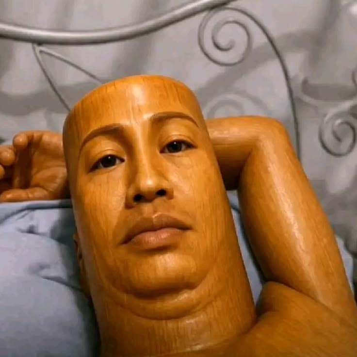 Tung Tung Tung Sahur ejemplo 7: Tung Tung Tung Sahur, personaje de madera generado por IA con un bate