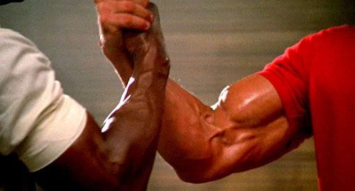 Gros plan sur Dutch et Dillon se serrant la main dans la scène Epic Handshake de Predator
