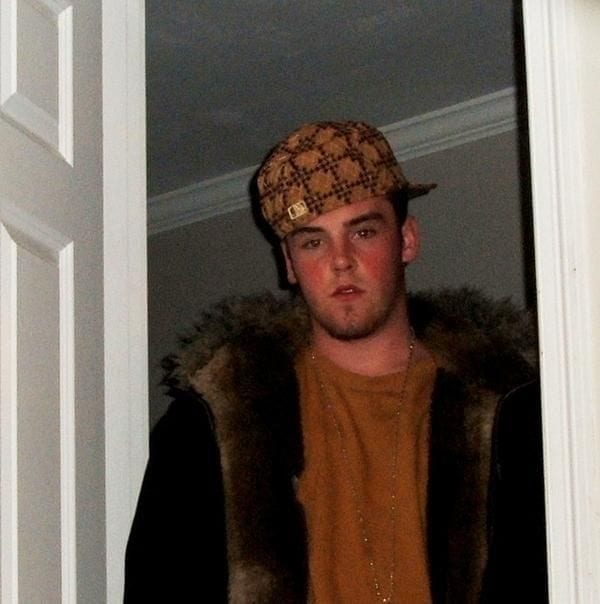 Blake Boston con gorra estampada ladeada y abrigo de cuello de piel en la foto original de Scumbag Steve