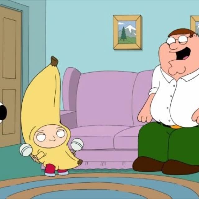 Cena de Family Guy recriando Peanut Butter Jelly Time com fantasia de banana