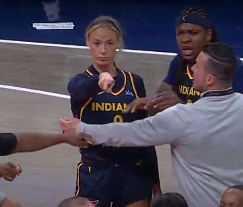 Sophie Cunningham Pointing